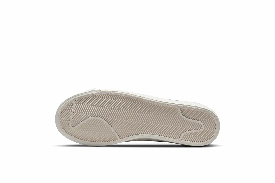 WMNS Nike Blazer Low '77 - White/Black 6 WMNS Nike Blazer Low '77 - White/Black