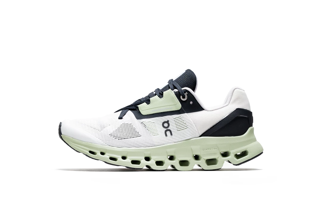 Latest On Cloudstratus - White/Black 1 Latest On Cloudstratus - White/Black