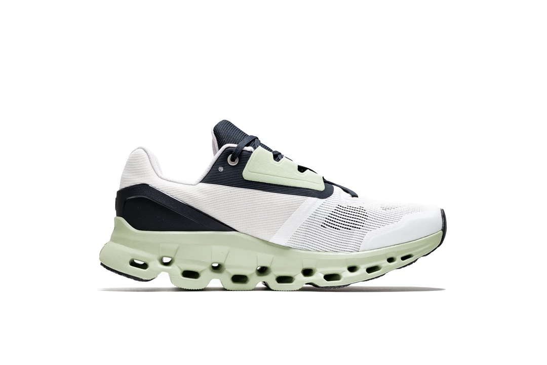 Latest On Cloudstratus - White/Black 2 Latest On Cloudstratus - White/Black