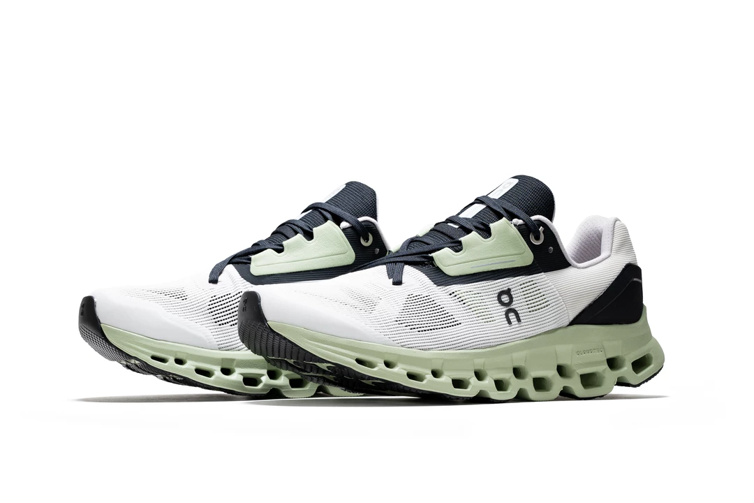 Latest On Cloudstratus - White/Black 3 Latest On Cloudstratus - White/Black